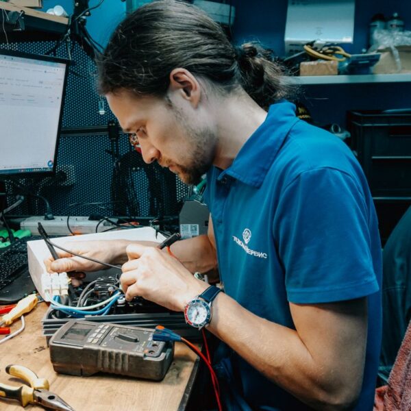 free-photo-of-technician-repairing-electronics-in-workshop.jpeg