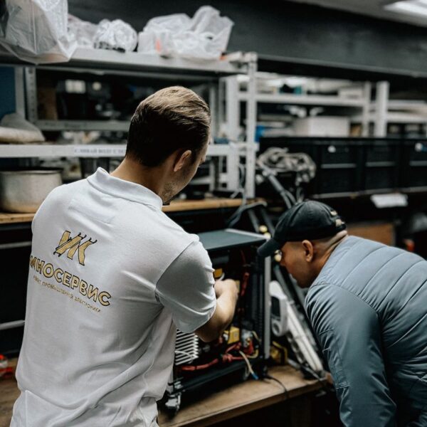 free-photo-of-technicians-working-in-electronics-repair-shop.jpeg
